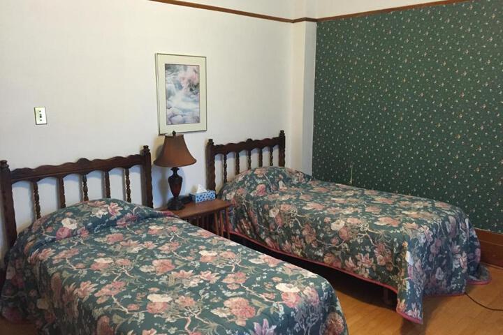 Le Petit Château Montebello B & B