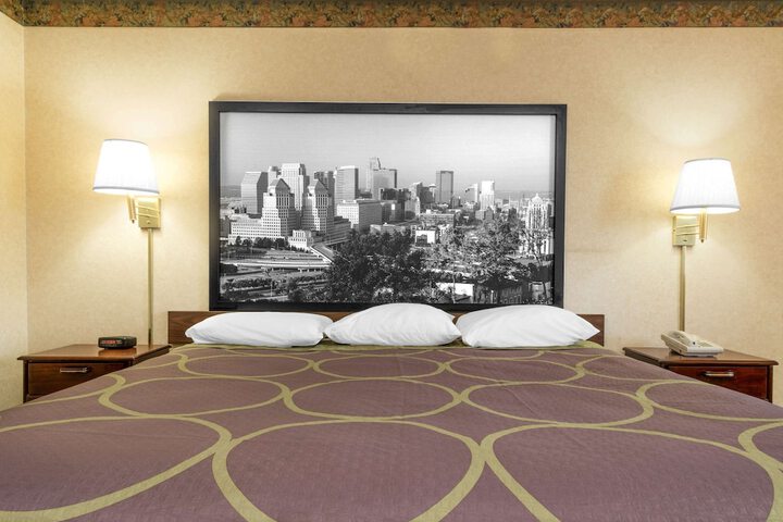 Room 4 of 16