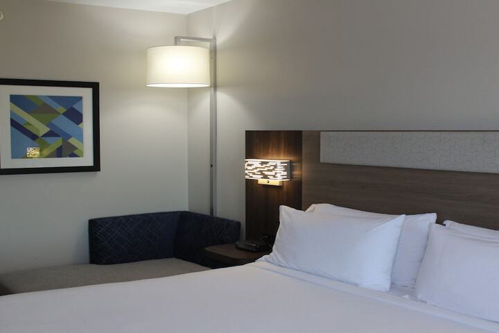 Holiday Inn Express & Suites Hope Mills-Fayetteville Arpt by IHG