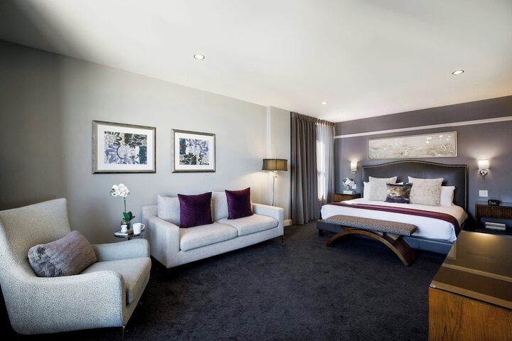 Room 21 of 102