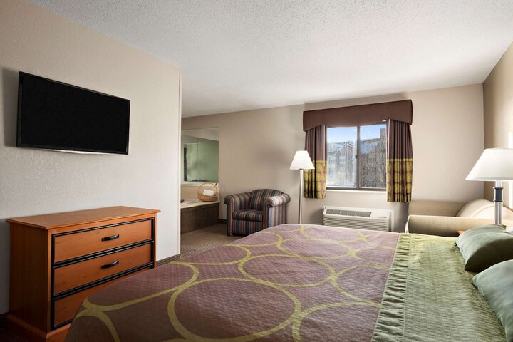 Room 8 of 16