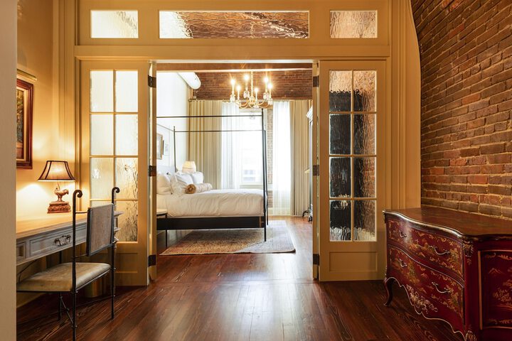 Hotel Cleo Knoxville Downtown, a Tribute Portfolio Hotel