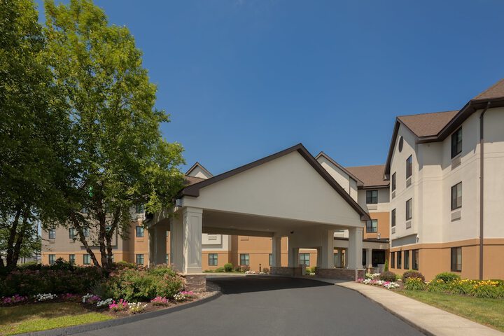 Holiday Inn Express & Suites Bradley Airport by IHG