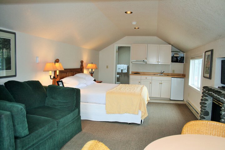 The Waves / The Argonauta Inn/The White Heron Lodge