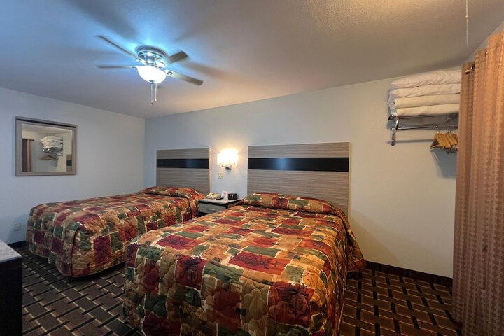 Deluxe Inn