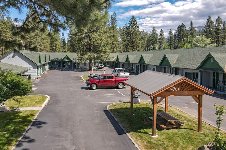 Green Gables Motel & Suites
