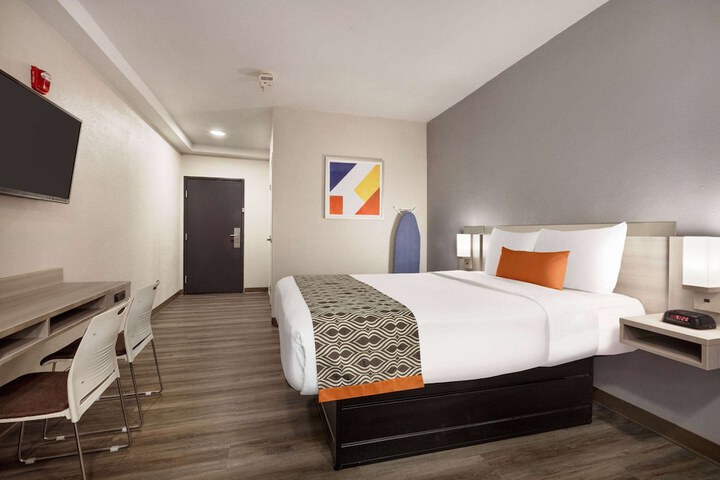 Room 30 of 53