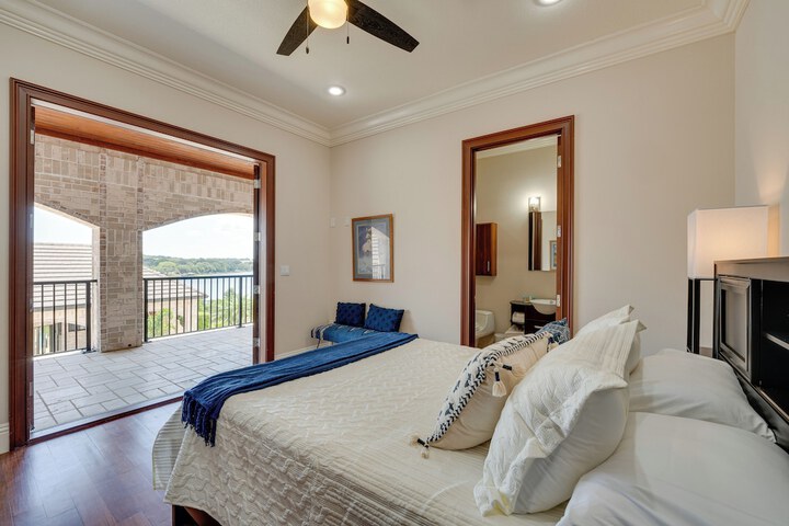 Groveland Home w / Pool: Luxurious Lakefront Oasis!