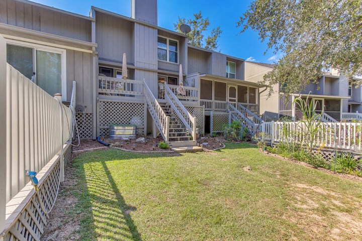 Inviting Home w / Golf Course View in Diamondhead!