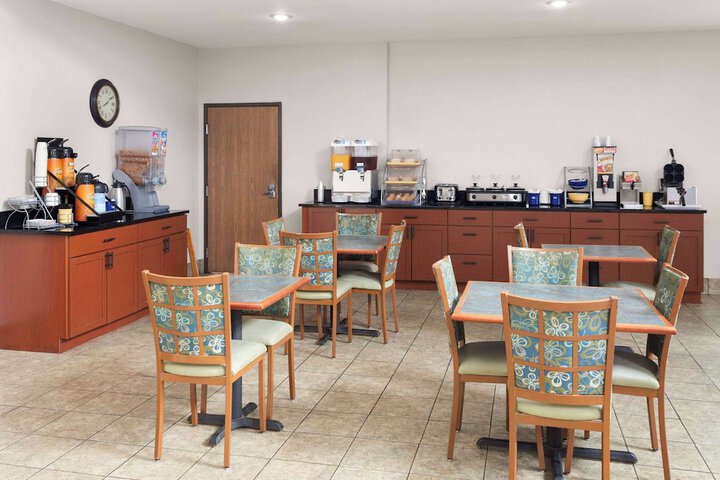 Days Inn & Suites by Wyndham Morris / I-80