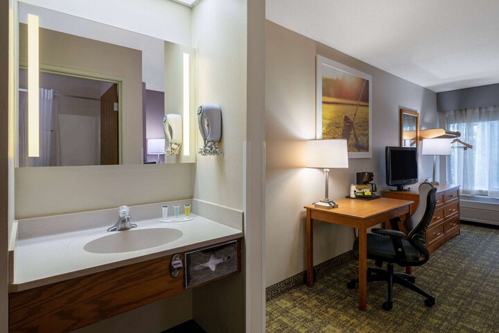 Days Inn & Suites by Wyndham Madison