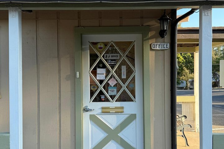 Columbia Inn Motel CA 49