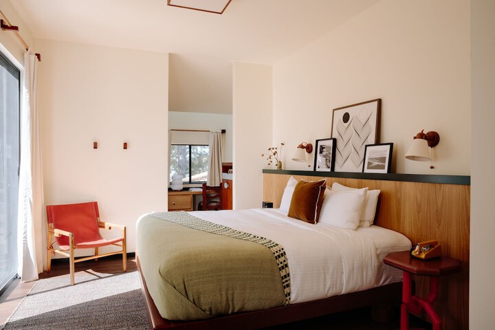 Room 33 of 64