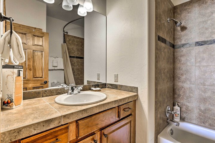 Luxe Rocky Mtn Retreat w / Hot Tub - by Winter Park