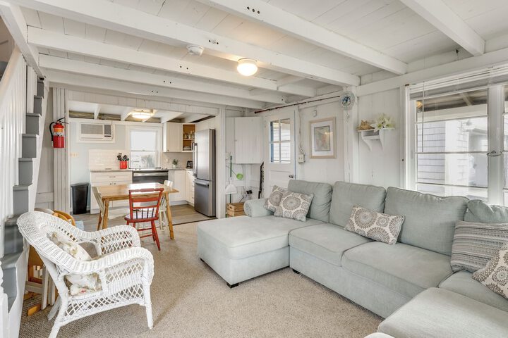 Charming Westbrook Cottage Steps to Private Beach