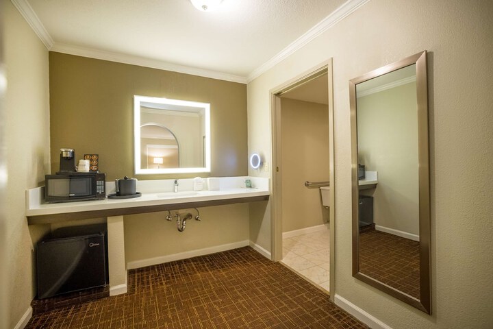 Room 16 of 18