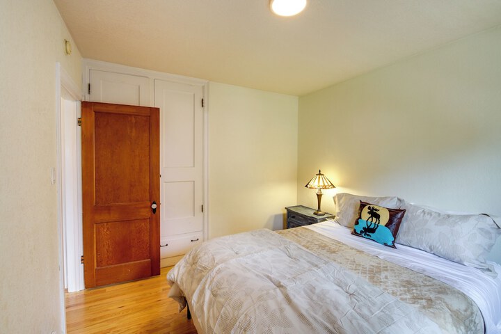 Charming Hamilton Hideaway: Half-mi to Main St!