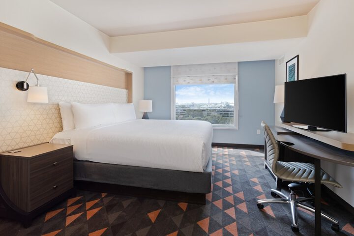 Room 27 of 100