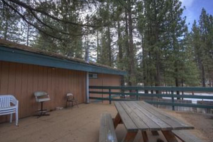 Conveniently Located Tahoe Home for 10 by RedAwning
