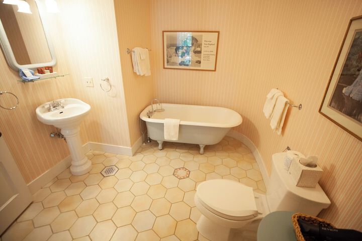 Room 16 of 40