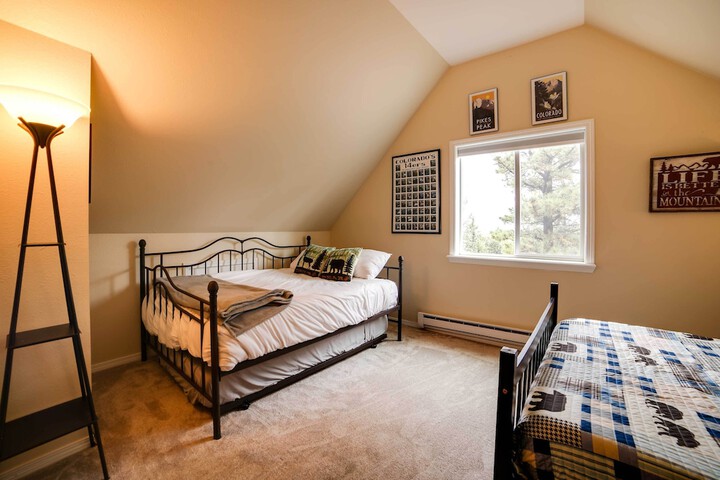 mountain Haven w / Deck + Pikes Peak Views!