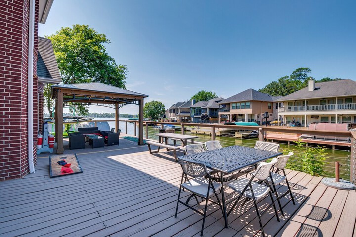 Beautiful Montgomery Home w / Lakefront Deck!