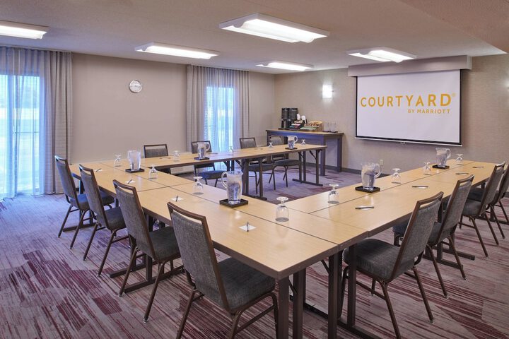 Courtyard by Marriott Detroit Warren