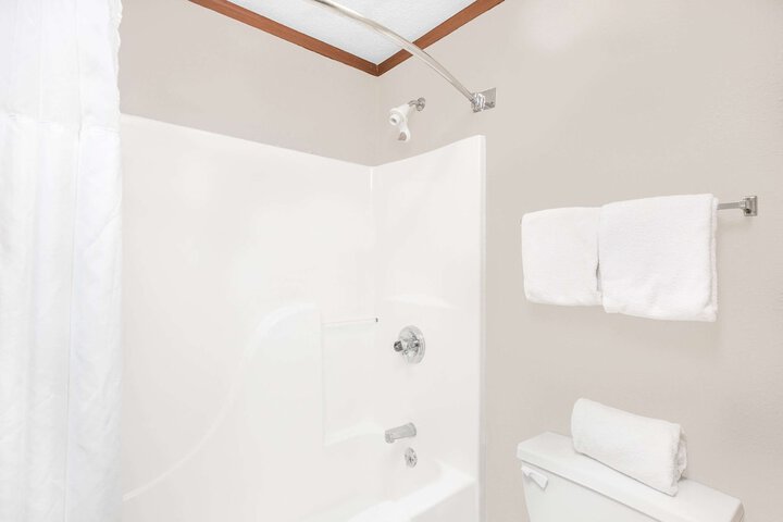 Room 6 of 16