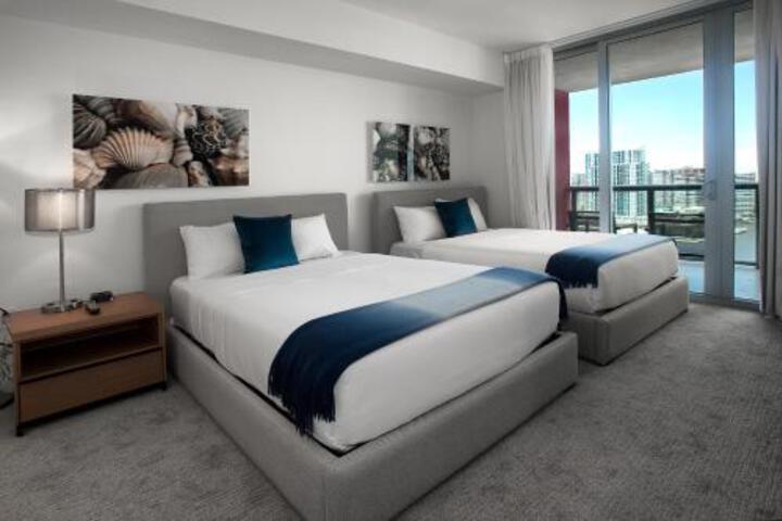 Suite 5 of 6