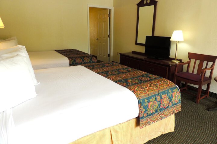 Carmel Inn & Suites