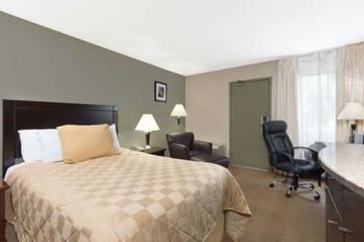 Super 8 by Wyndham Brook Park / Cleveland