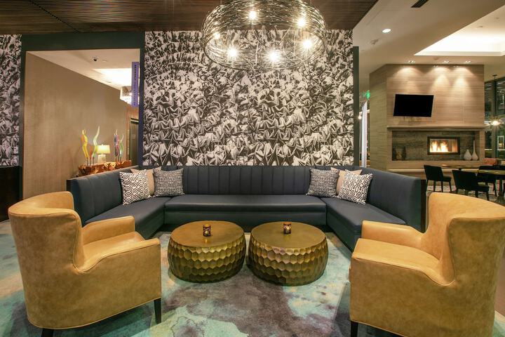 Lounge 38 of 53