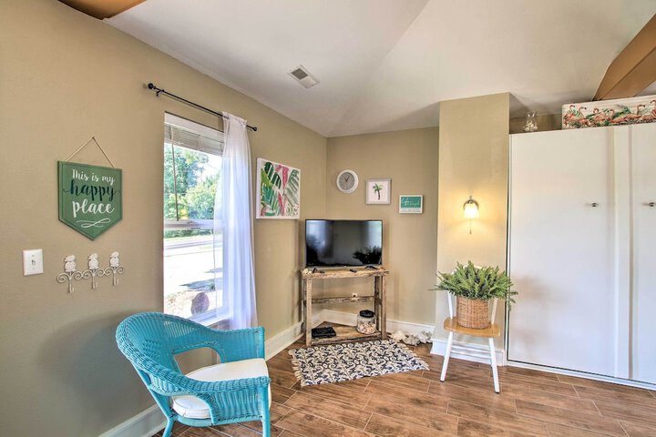 Cozy Ironton Cabin w / Shared Pool & Private Patio!