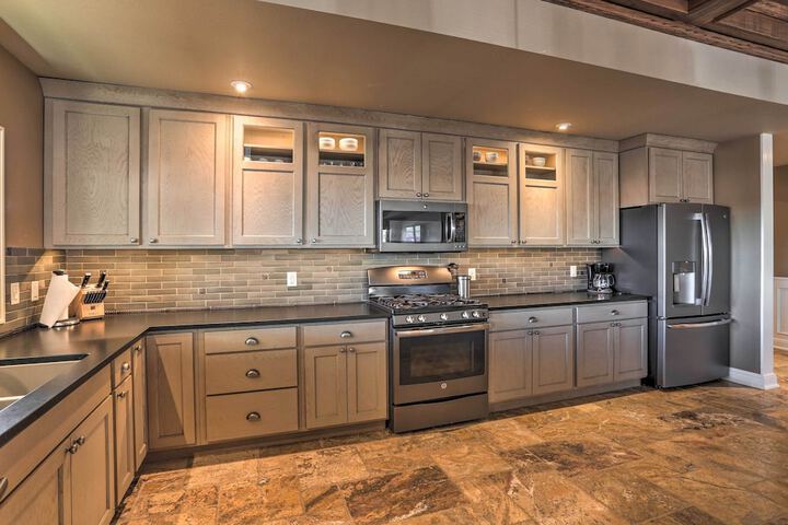 Main Street Strugis Apt w / High-end Features