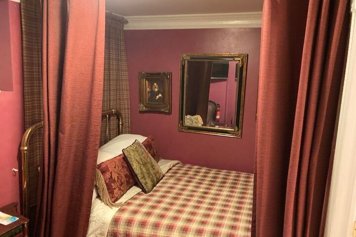 Room 18 of 102