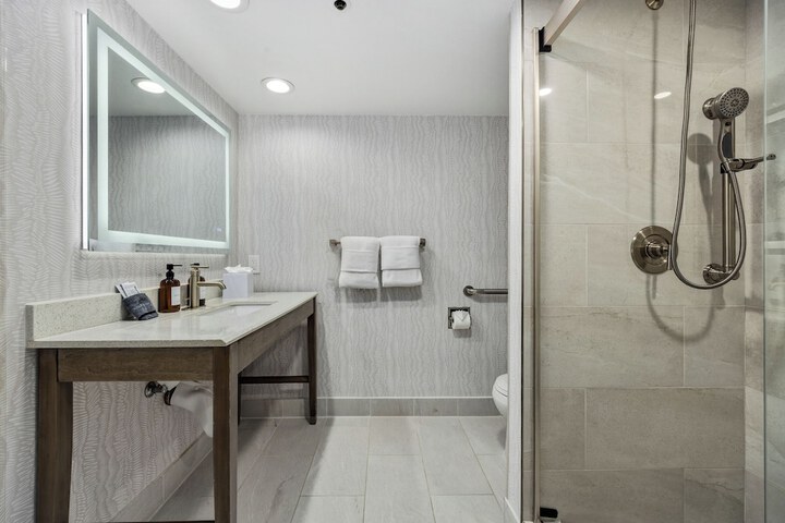 456 Embarcadero Inn & Suites