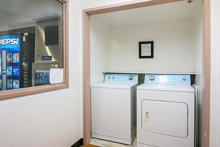 Motel 6 Sycamore IL