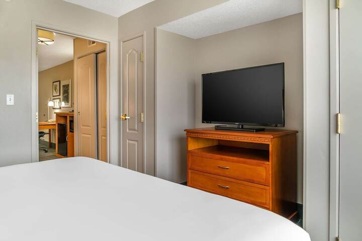 Country Inn & Suites by Radisson Rossford - Toledo South