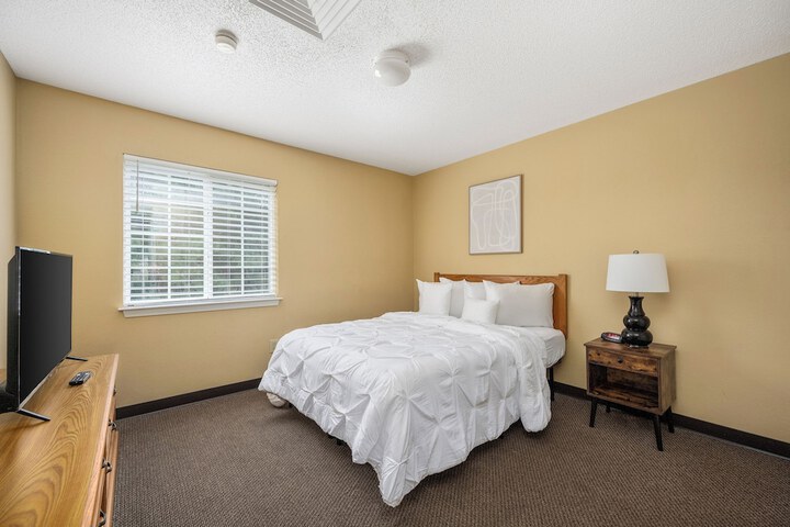 Room 6 of 18