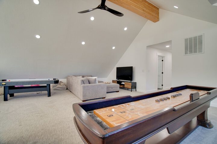 Modern Donnelly Cabin w / Private Hot Tub