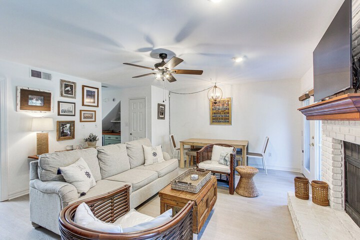 Inviting Home w / Golf Course View in Diamondhead!