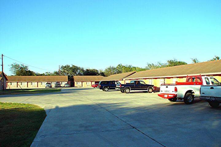Lakeside Inn & Suites by OYO Mathis I 37