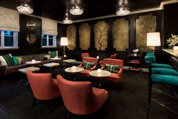 Lounge 16 of 19
