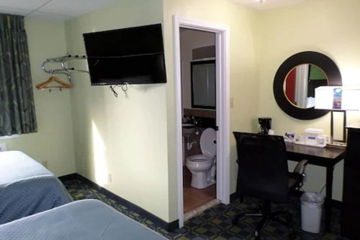 Travelodge by Wyndham Cleveland Lakewood