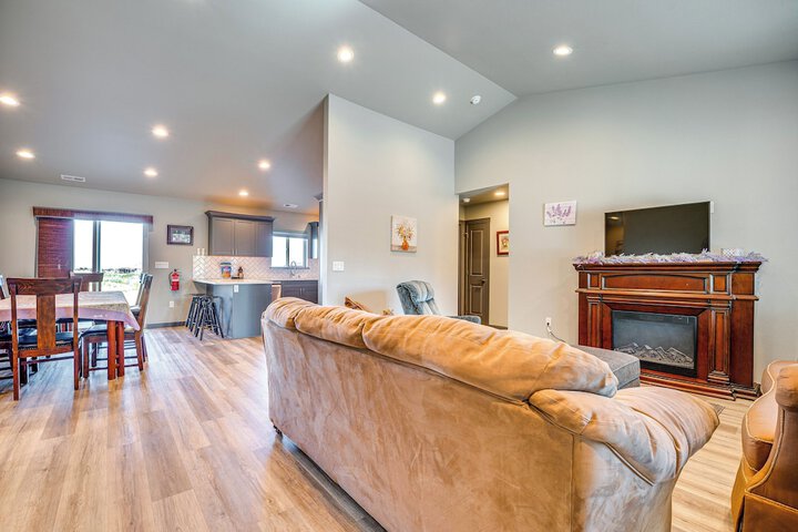 Charming Home Half-mi to Potholes State Park