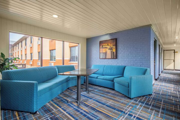Days Inn & Suites by Wyndham Waterloo