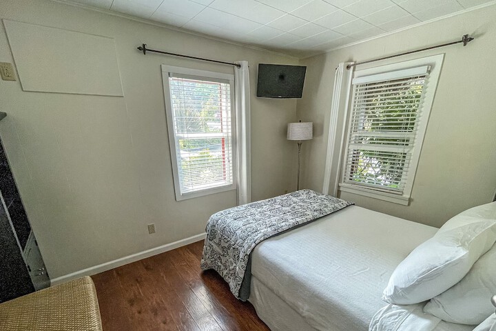Room 33 of 64