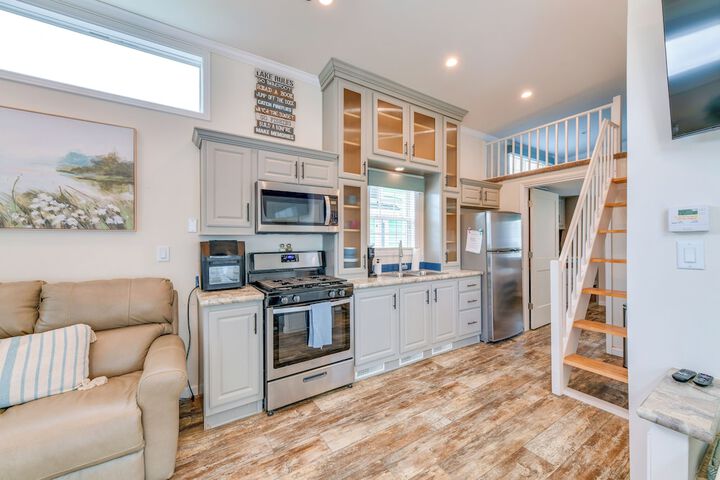 Waterfront Lake Norman Cabin w / Screened Porch!