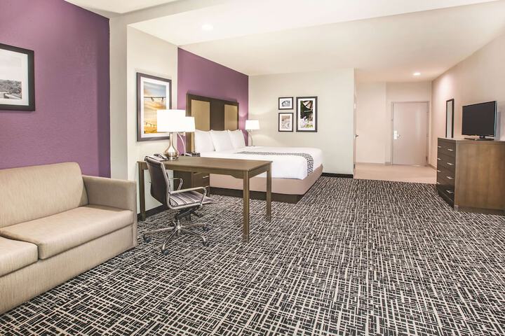 La Quinta Inn & Suites by Wyndham Dallas Plano - The Colony