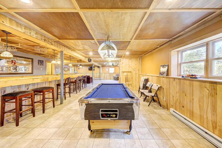 Southwoods Mountain Estate -private mansion pool, hottub+ 15 acres